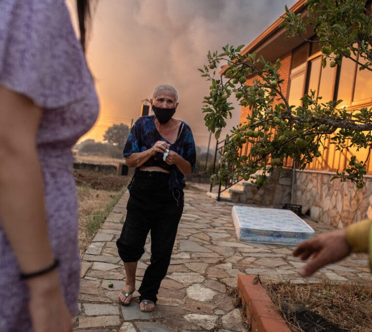 El incendio en Zamora deja 34 pueblos más desalojados y AVE y 8 carreteras cortadas