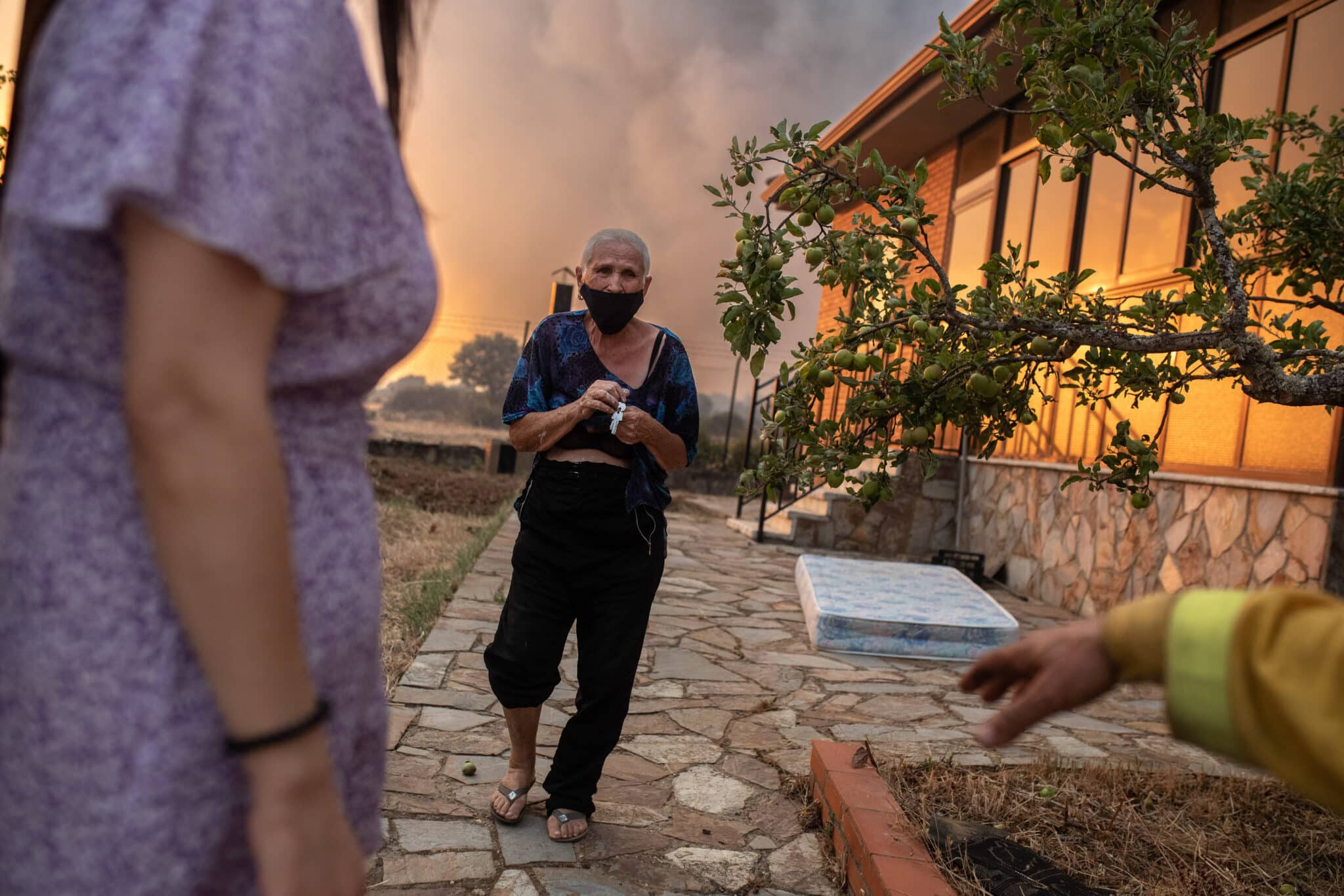 Una vecina junto al incendio de Losacio (Zamora).