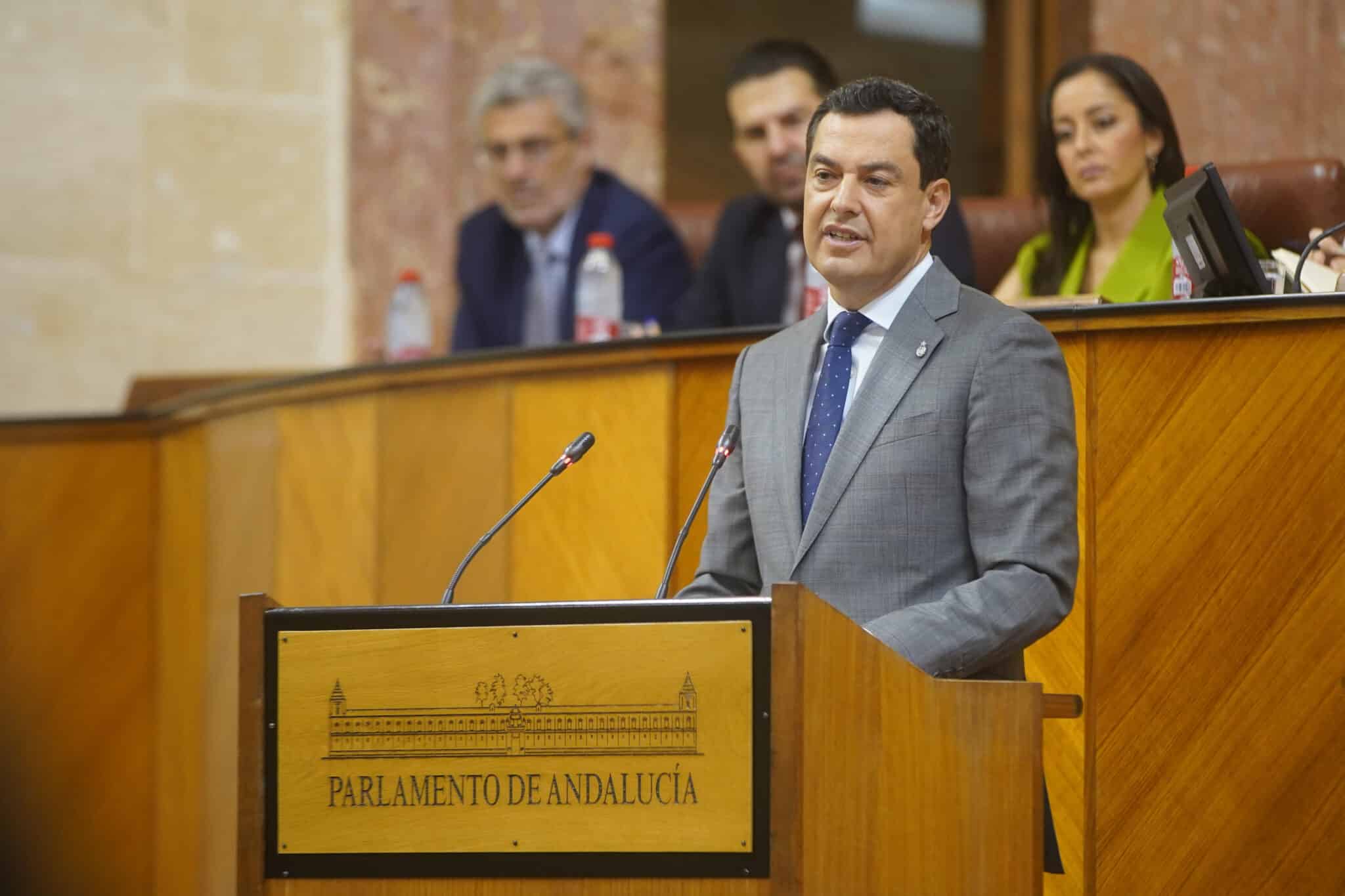 Juanma Moreno interviene durante su discurso de investidura este miércoles, en el Parlamento de Andalucía.