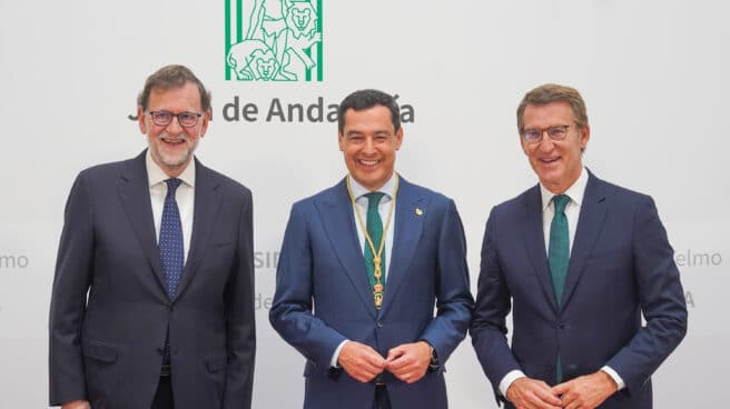 Rajoy y Feijóo acompañan a Moreno en su toma posesión como presidente de la Junta de Andalucía.