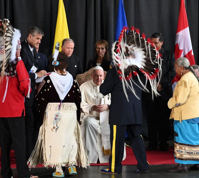 El Papa pide perdón a las comunidades indígenas de Canadá por el papel de la Iglesia