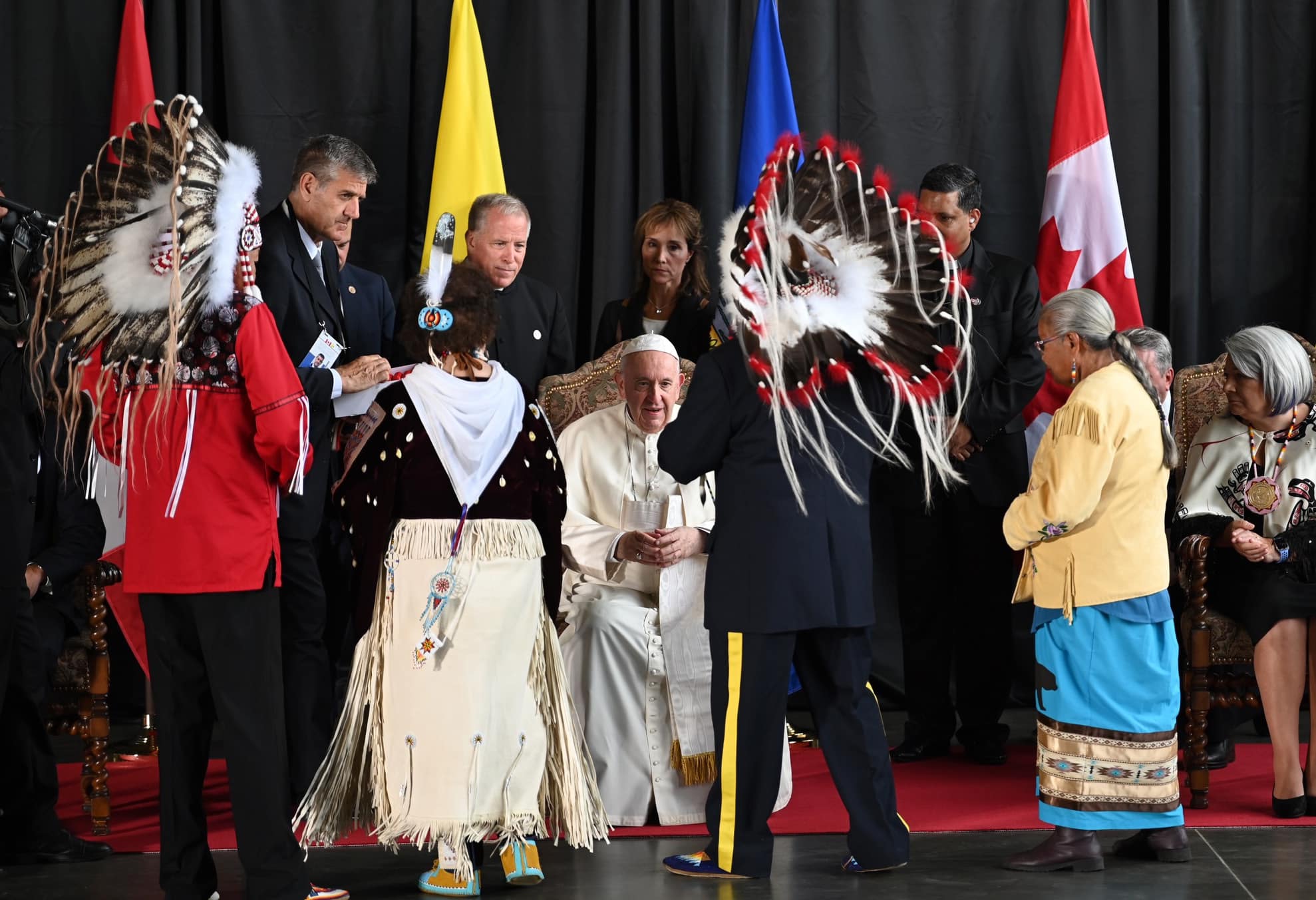 El Papa Francisco (C) recibido por representantes de los pueblos indígenas de Canadá.