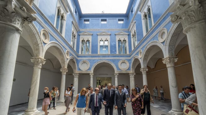 El ministro de Cultura y Deporte, Miquel Iceta (2i), y el president de la Generalitat, Ximo Puig (3i), a su llegada a la presentación del Bono Cultural Joven, en el Museo de Bellas Artes