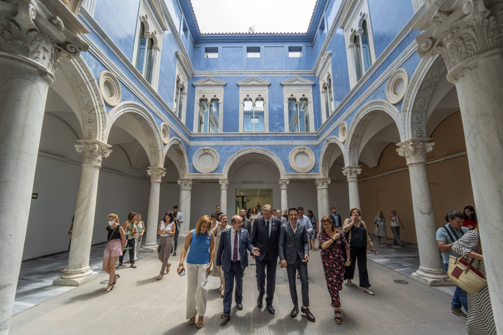 El ministro de Cultura y Deporte, Miquel Iceta (2i), y el president de la Generalitat, Ximo Puig (3i), a su llegada a la presentación del Bono Cultural Joven, en el Museo de Bellas Artes