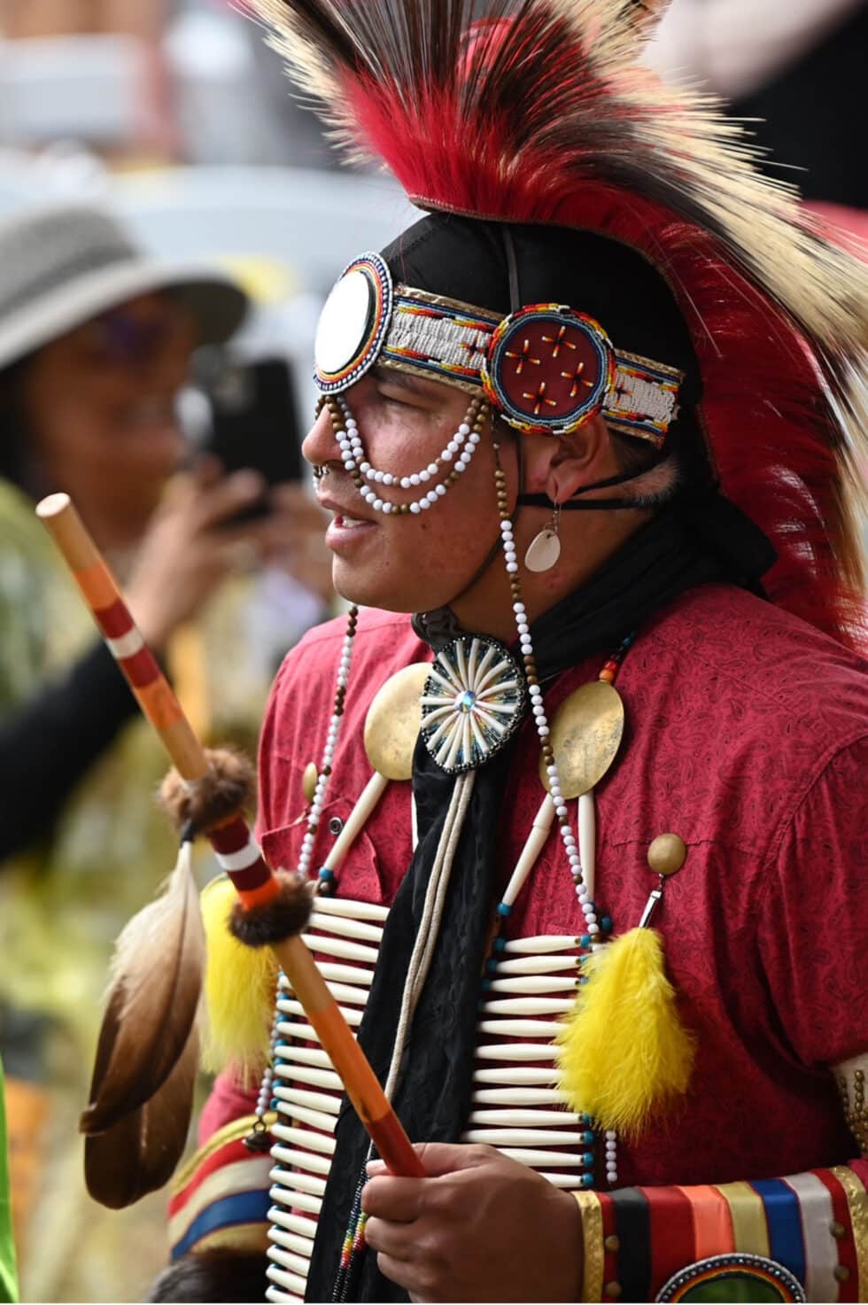Un nativo canadiense baila durante la visita del Papa Francisco para reunirse con los indígenas del paísep