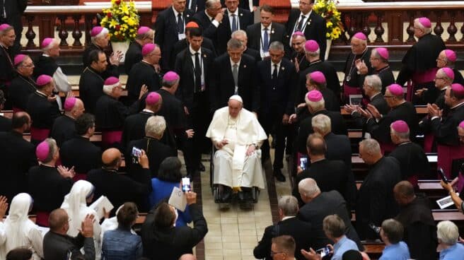 El Papa Francisco sale de la Catedral-Basílica de Notre-Dame de Quebec, en la ciudad de Quebec, después de presidir un servicio de oración vespertino durante su visita papal por Canadá, el jueves, J