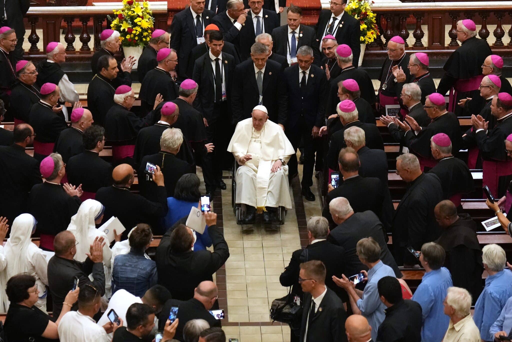 El Papa pide perdón a las víctimas de abusos sexuales: "¿Cómo pudo suceder? ¡Nunca más!"