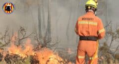 El incendio de Venta del Moro provoca una columna de humo de 300 kilómetros
