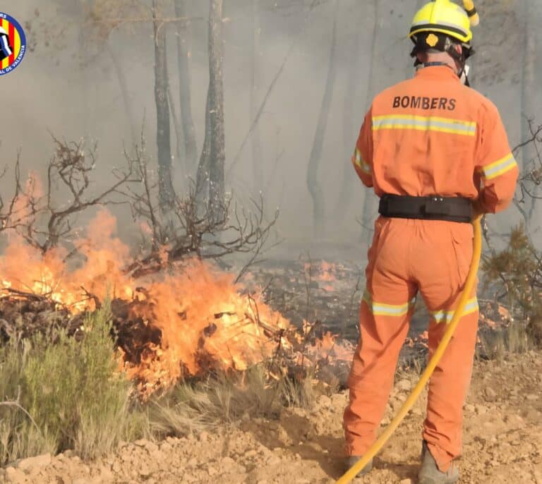 El incendio de Venta del Moro provoca una columna de humo de 300 kilómetros