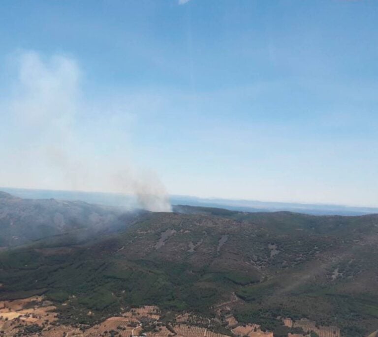 Desalojan a los vecinos de dos pueblos de Castilla La-Mancha por el incendio de Sevilleja de la Jara