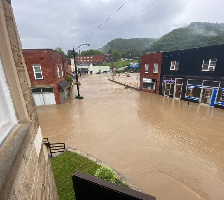 El estado de Kentucky se enfrenta a "una de las inundaciones más devastadoras de su historia"