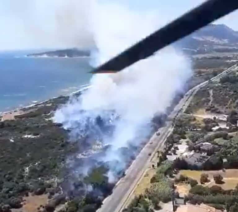Declarado un incendio a lo largo de la playa de Tarifa