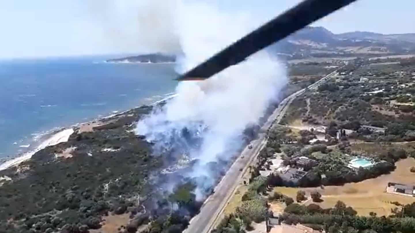 Declarado un incendio a lo largo de la playa de Tarifa