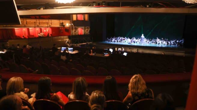Imagen de la reina Letizia y acompañantes en el teatro Real. Imagen de la reina Letizia y acompañantes en el teatro Real.