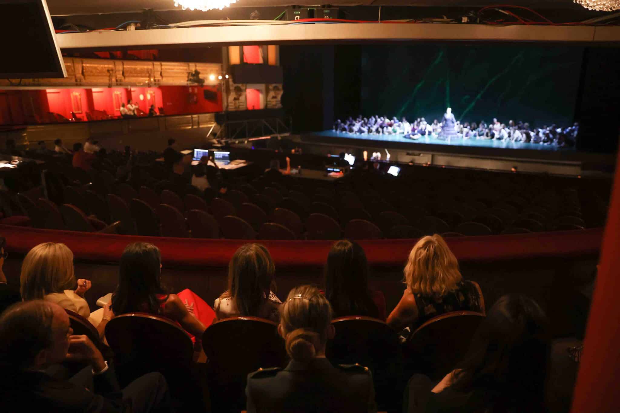 Imagen de la reina Letizia y acompañantes en el teatro Real.