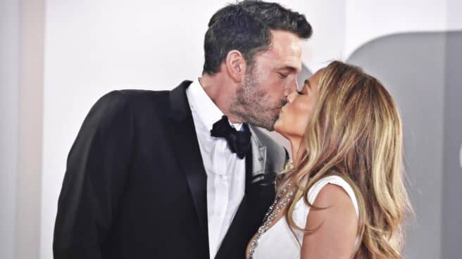 Jennifer Lopez y Ben Affleck dandose un beso Jennifer López y Ben Affleck dándose un beso frente a la prensa