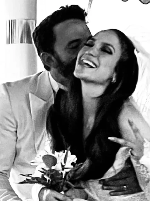 Foto en blanco y negro de Ben Affleck dando un beso a Jennifer López el día de su boda secreta en julio 2022