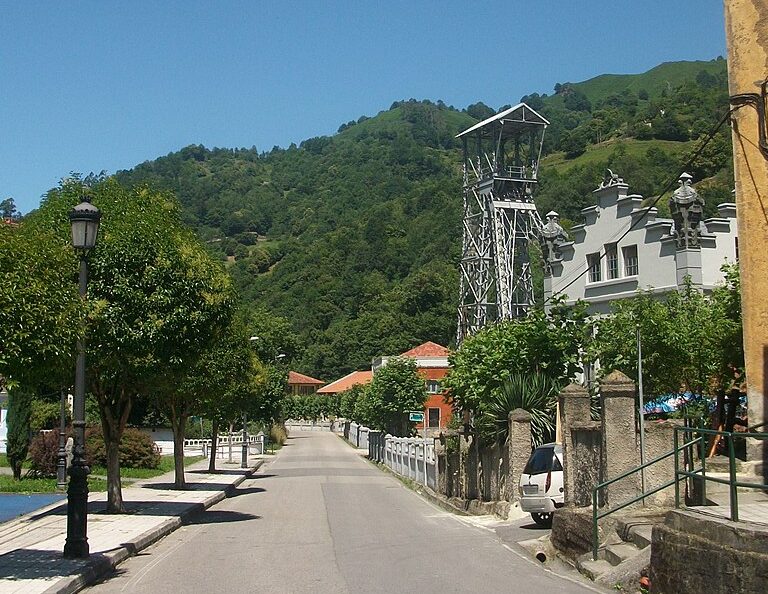 Detenido un menor por agredir sexualmente y robar a una mujer en Ciaño