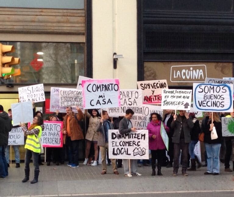 Rebelión de anfitriones de Airbnb contra el veto al alquiler de habitaciones de Colau
