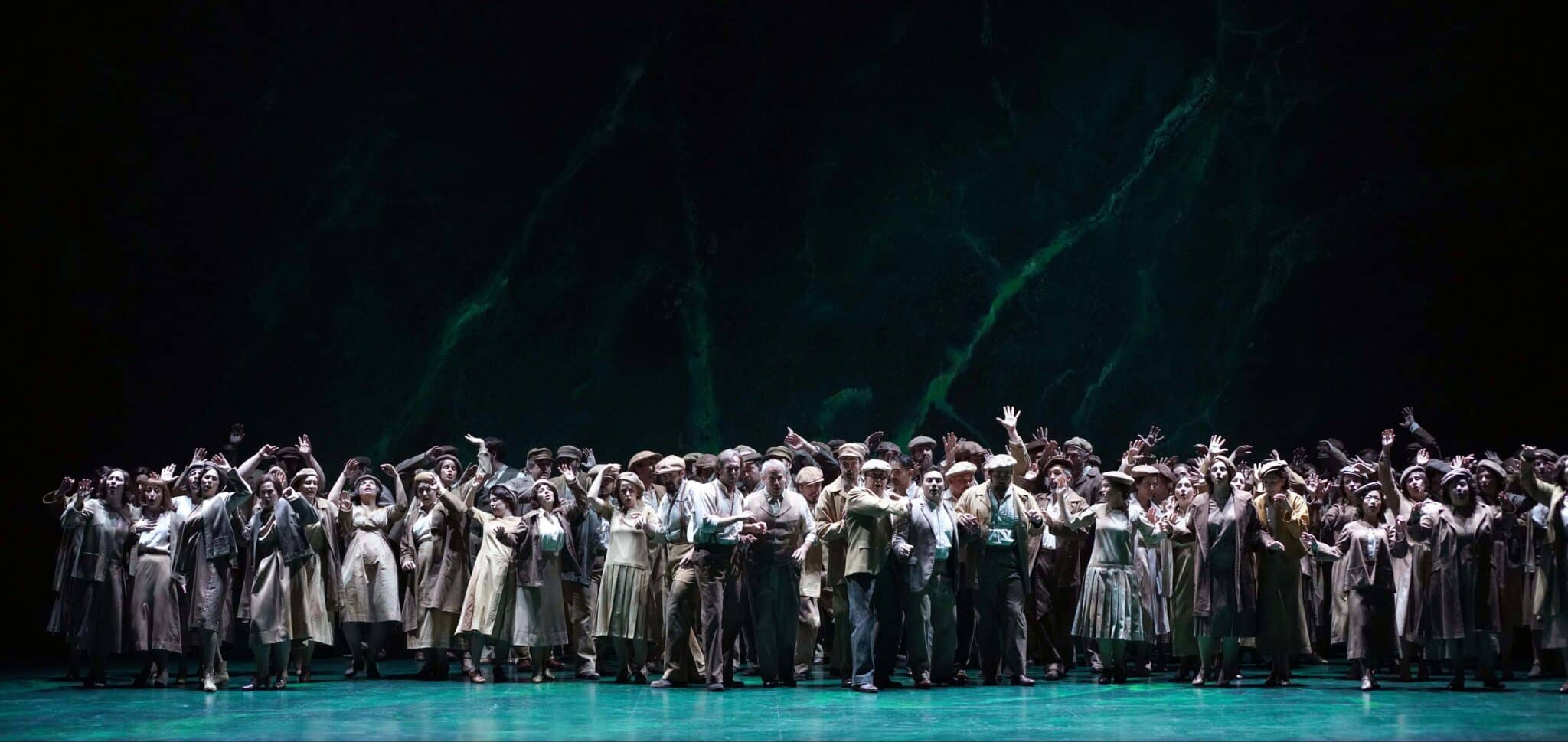 Coro titular del Teatro Real durante 'Nabucco'.