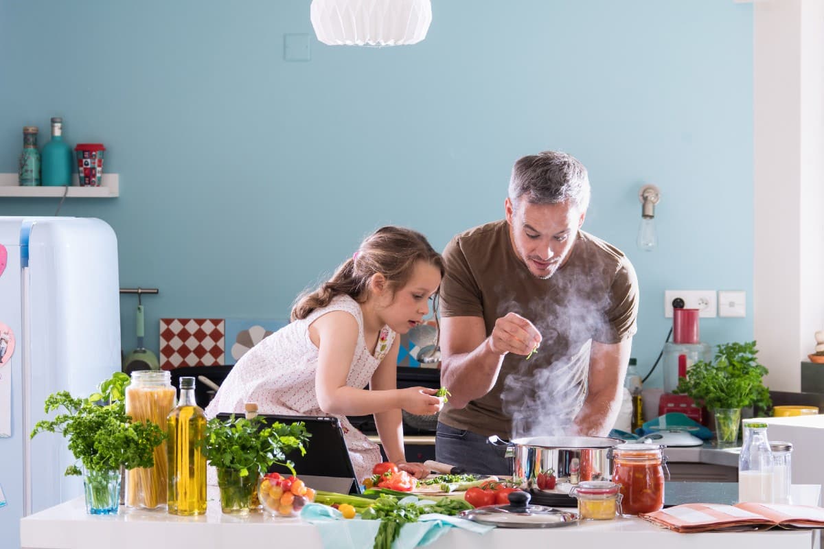 Padre e hija cocinando en una olla rápda a presión