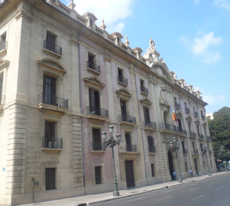 El Supremo anula la hora pagada a los funcionarios de Valencia para cuidar a los hijos