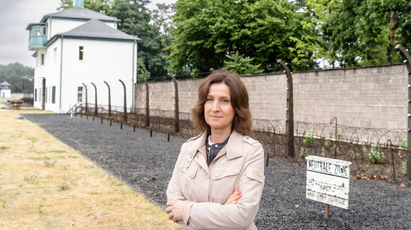 Paloma Sánchez-Garnica en el campo de concentración de Sachsenhausen.