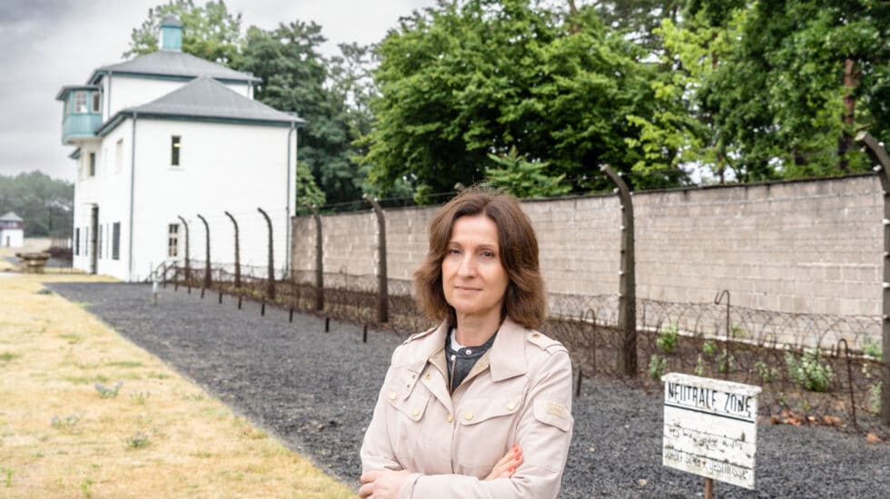 Paloma Sánchez-Garnica en el campo de concentración de Sachsenhausen.