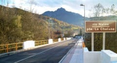 Herido un hombre de 55 años tras caer por un desnivel de 4 metros en el puente La Chalana (Asturias)