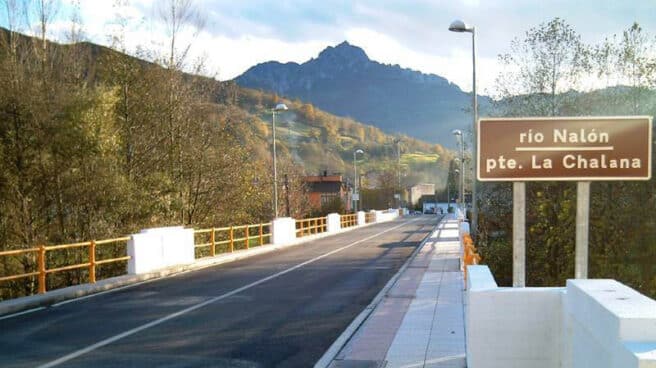 Herido un hombre de 55 años tras caer por un desnivel de 4 metros en el puente La Chalana (Asturias) Puente de la Chalana