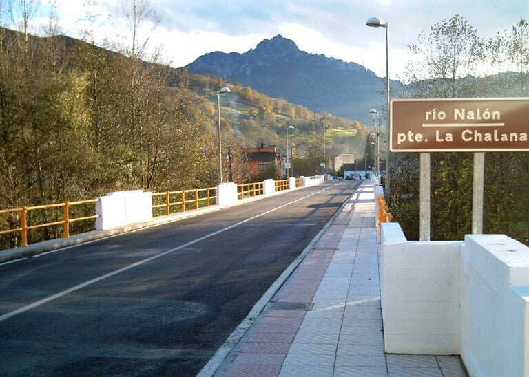 Herido un hombre de 55 años tras caer por un desnivel de 4 metros en el puente La Chalana (Asturias)