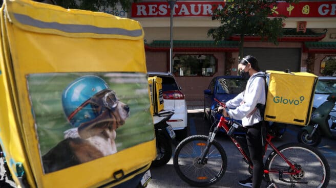 Varios repartidores de plataformas digitales se manifiestan en contra de la nueva Ley Rider en Málaga.