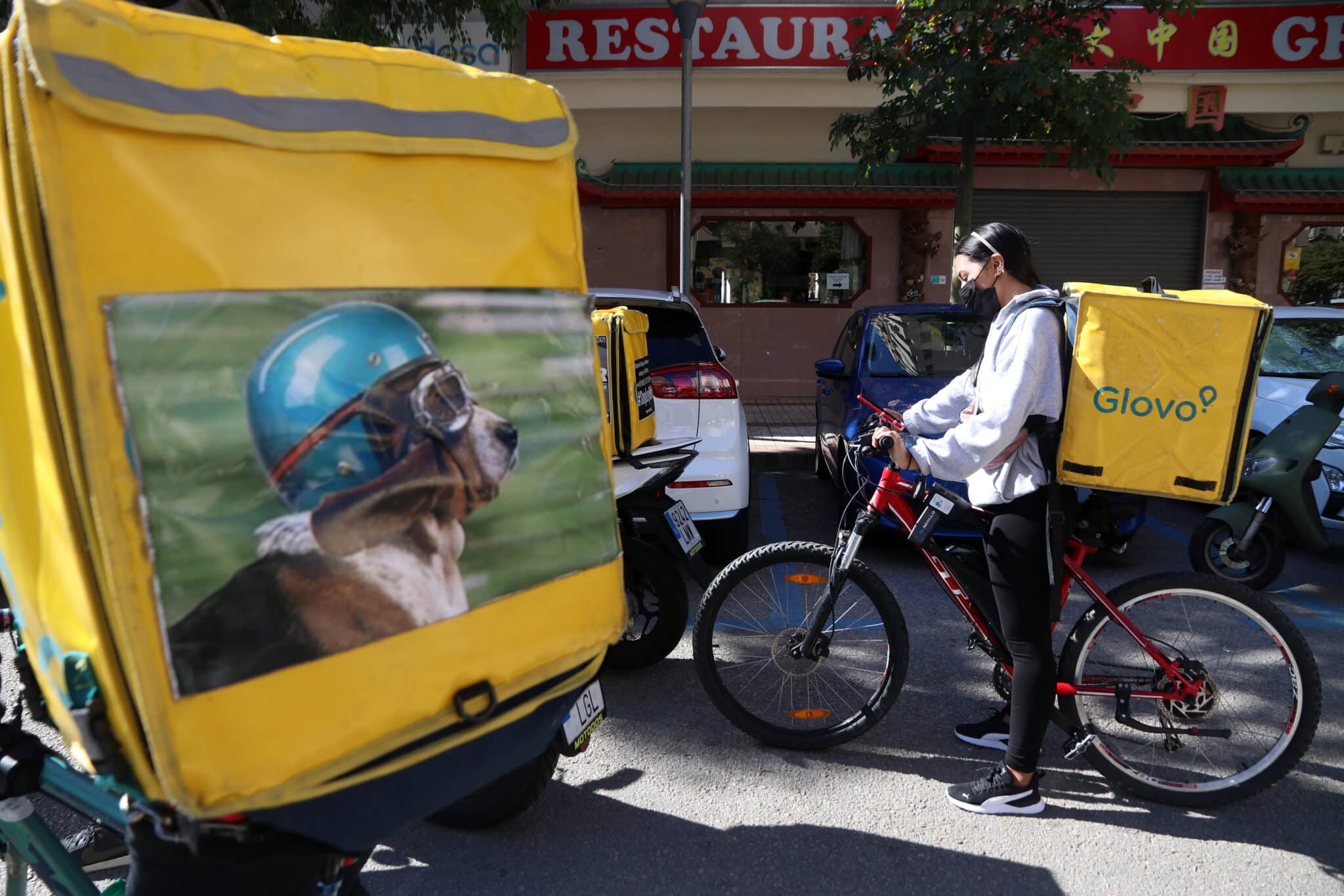 Varios repartidores de plataformas digitales se manifiestan en contra de la nueva Ley Rider en Málaga.