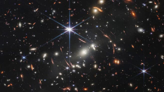 SMACS 0723 con Webb Imagen de SMACS 0723 tomada con el telescopio espacial Webb.