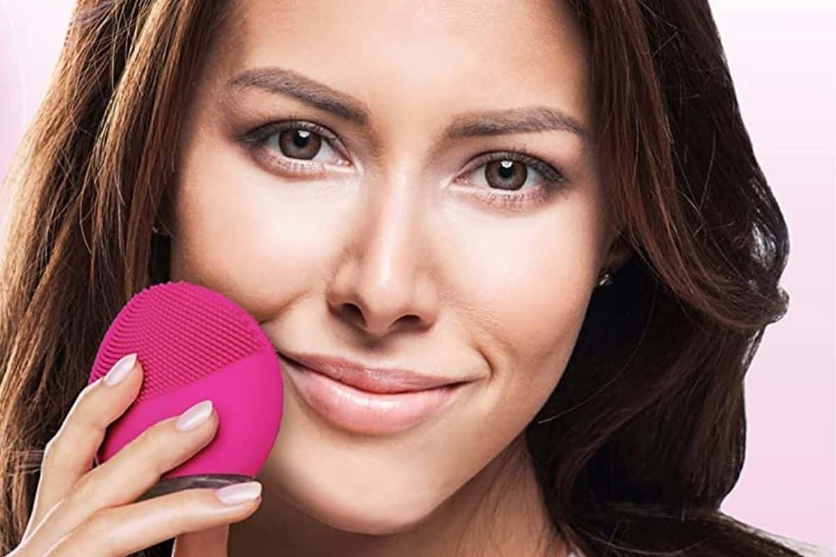 El masajeador facial de foreo aplicado en el rostro de una mujer