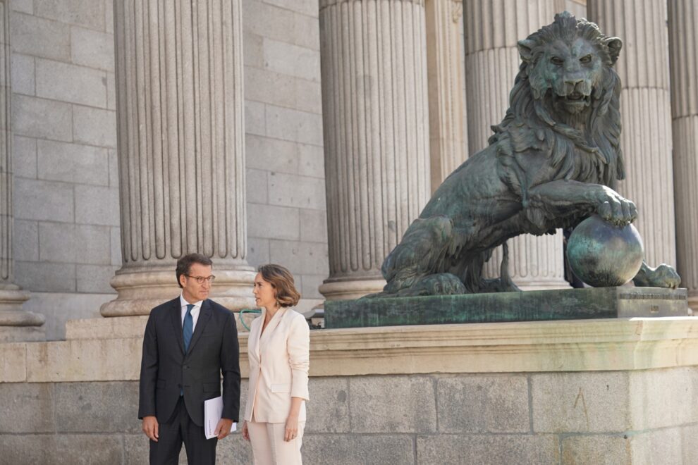 El presidente del PP, Alberto Núñez Feijóo, a la entrada del Congreso de los Diputados junto a la secretaria general y portavoz, Cuca Gamarra.