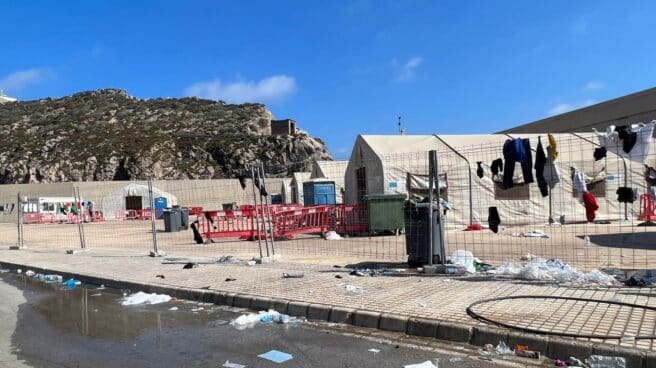 Murcia-recibe-131%-migrantes-más-julio-sigue-cerrado-centro-atención-extranjeros Campamento de atención a migrantes en el muelle de Escombreras, en Murcia.