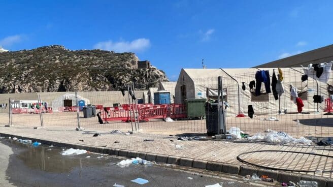 Campamento de atención a migrantes en el muelle de Escombreras, en Murcia.