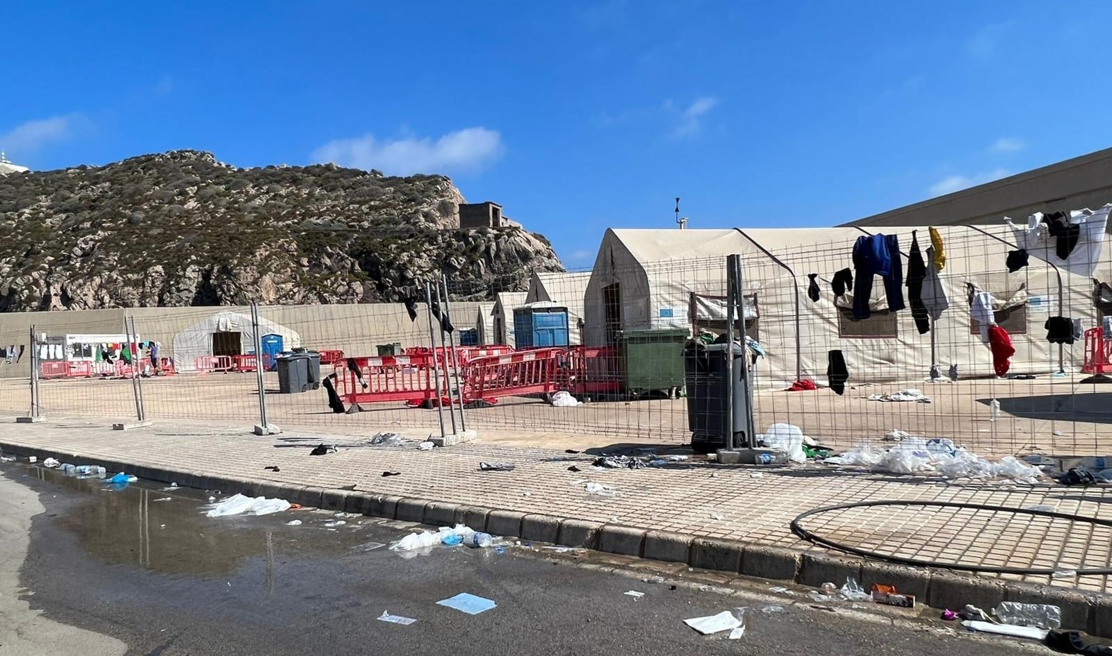 Campamento de atención a migrantes en el muelle de Escombreras, en Murcia.