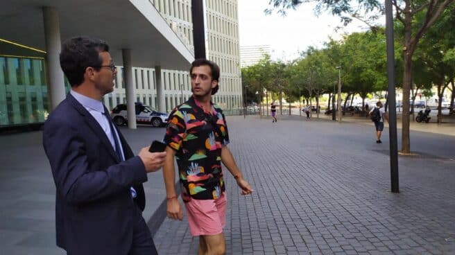A la derecha, el hombre acusado de amenazar y acosar a la artista Paula Bonet. A la derecha, el hombre acusado de amenazar y acosar a la artista Paula Bonet.