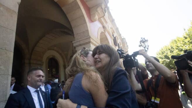 La presidenta del Parlament Laura Borrás se abraza a su hija.