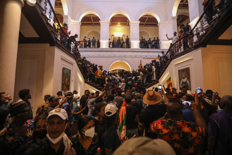 Manifestantes gritan consignas dentro de las instalaciones de la secretaría del presidente durante la protesta antigubernamental en Colombo,