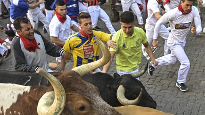 Cuatro corredores trasladados por traumatismos tras el cuarto día de encierro de los Sanfermines Los mozos, durante el cuarto encierro de los Sanfermines con toros de la ganadería