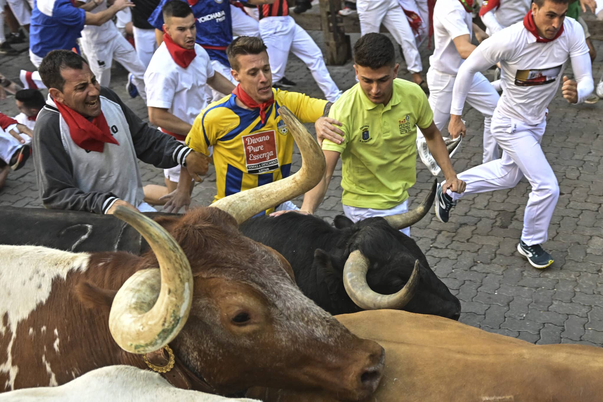 Los mozos, durante el cuarto encierro de los Sanfermines con toros de la ganadería