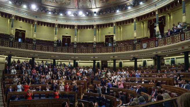 Los diputados del PSOE, Unidas Podemos y de EH Bildu, aplauden a los miembros de asociaciones de memoria presentes en la tribuna de invitados tras la aprobación del proyecto de ley de Memoria Democrática.