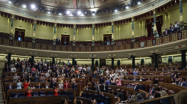 El Congreso prorroga las medidas anticrisis con la abstención del PP Los diputados del PSOE, Unidas Podemos y de EH Bildu, aplauden a los miembros de asociaciones de memoria presentes en la tribuna de invitados tras la aprobación del proyecto de ley de Memoria Democrática.