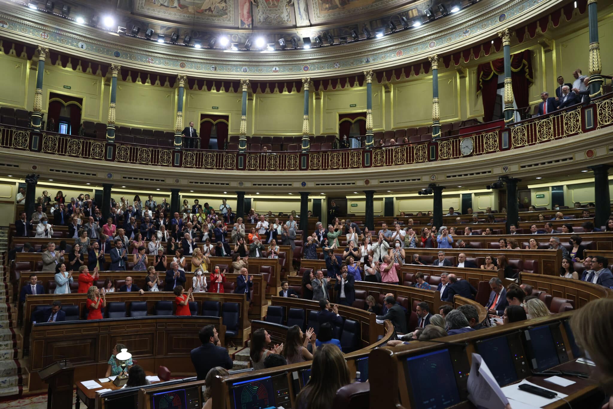 Los diputados del PSOE, Unidas Podemos y de EH Bildu, aplauden a los miembros de asociaciones de memoria presentes en la tribuna de invitados tras la aprobación del proyecto de ley de Memoria Democrática.