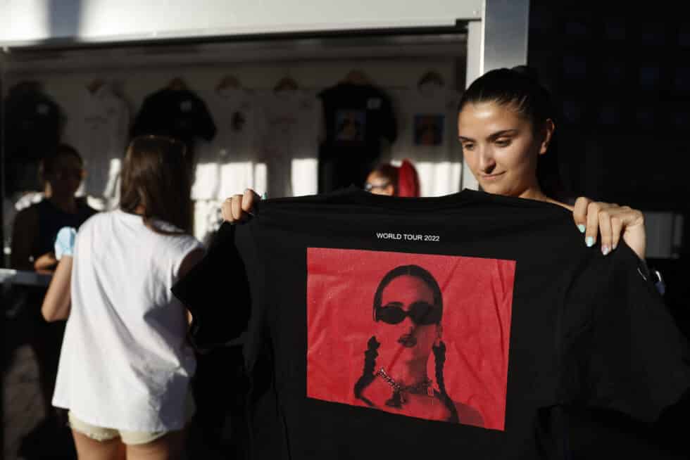 Asistentes al concierto de Rosalía a su llegada al WiZink Center, en Madrid, donde la artista catalana actuará este martes en el marco de su gira inrternacional "Motomami".