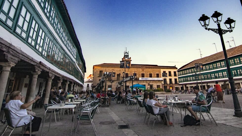 Plaza Mayor de Almagro con el Ayuntamiento al fondo.