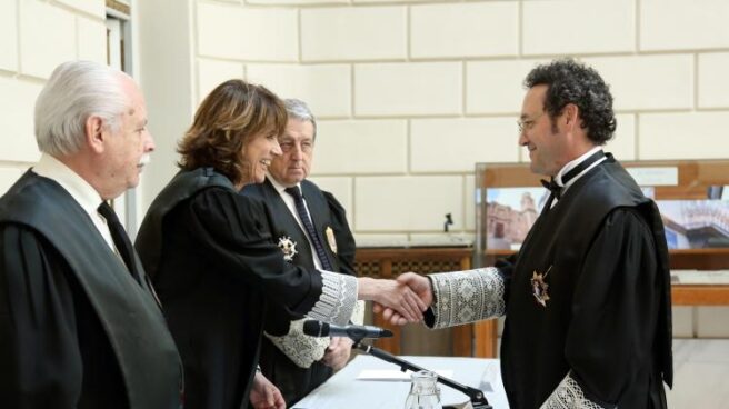 Álvaro García saluda a Dolores Delgado el día que tomó posesión como fiscal jefe de la secretaría técnica.